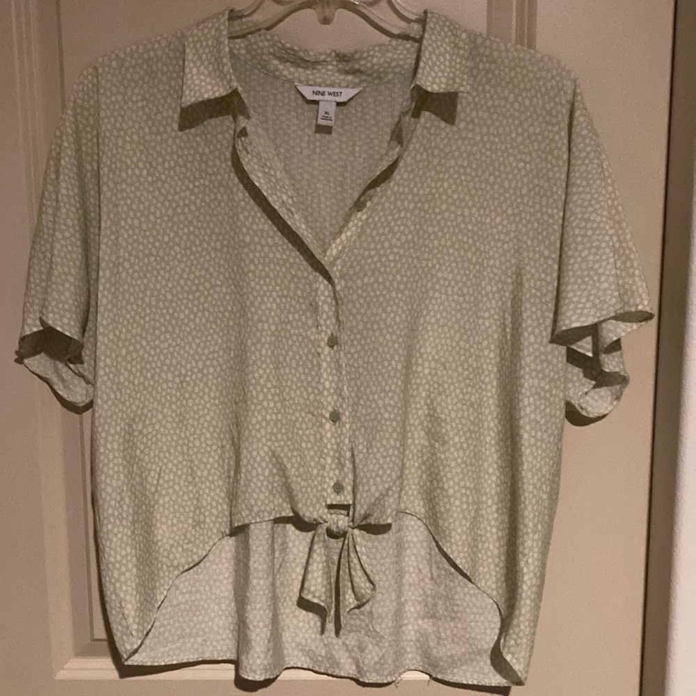 Nine West XL short sleeve button shirt with tie in front